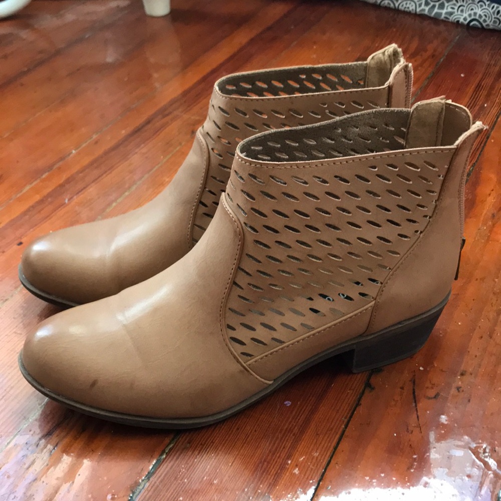 Super cute like new tan booties